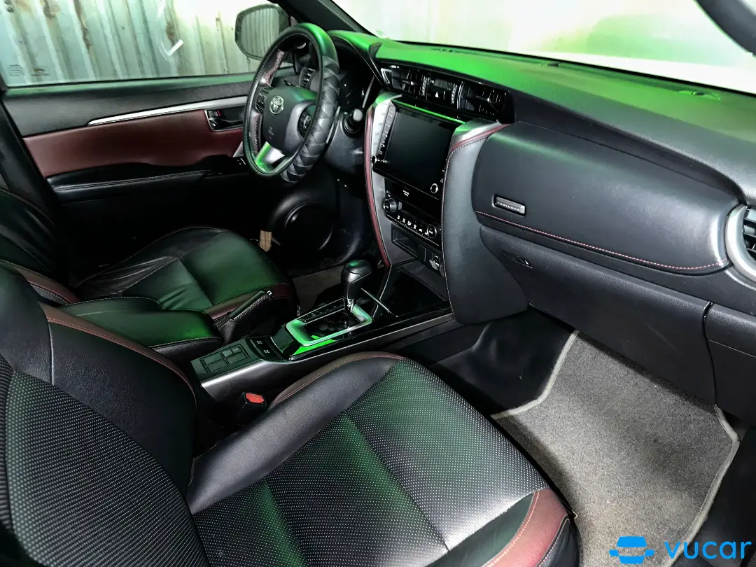 Toyota Fortuner 2.4G 4x2 AT Legender 2021 - Nội thất 4
