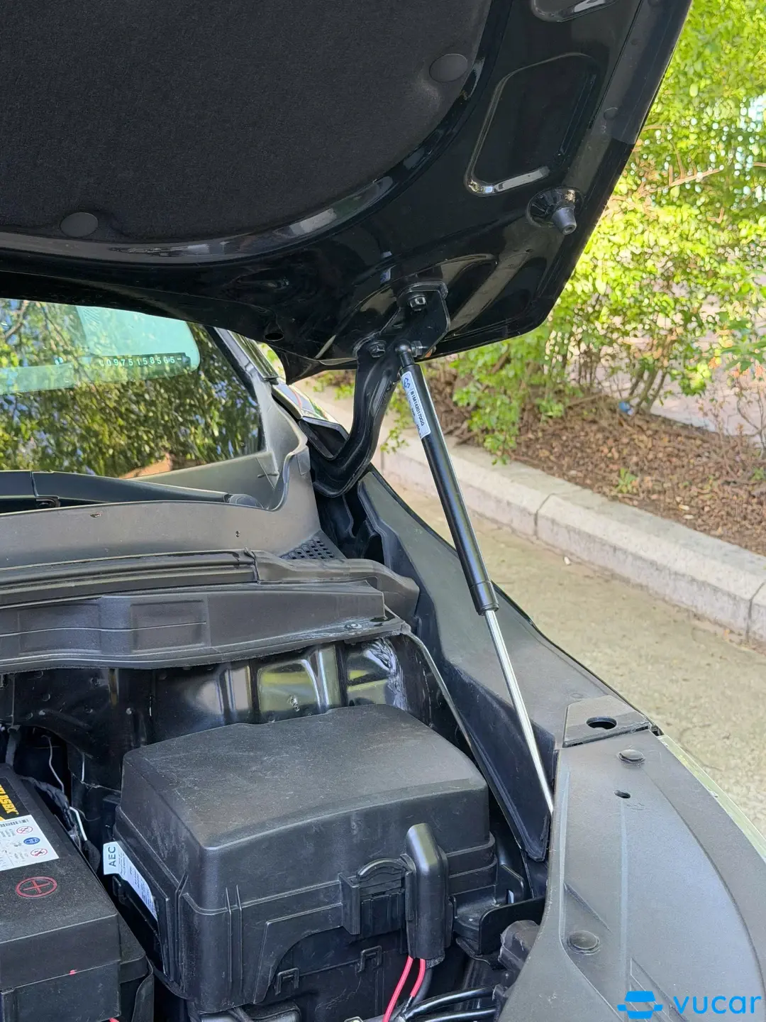 Kia Carnival Signature 2.2D 2023 - Khoang động cơ 1