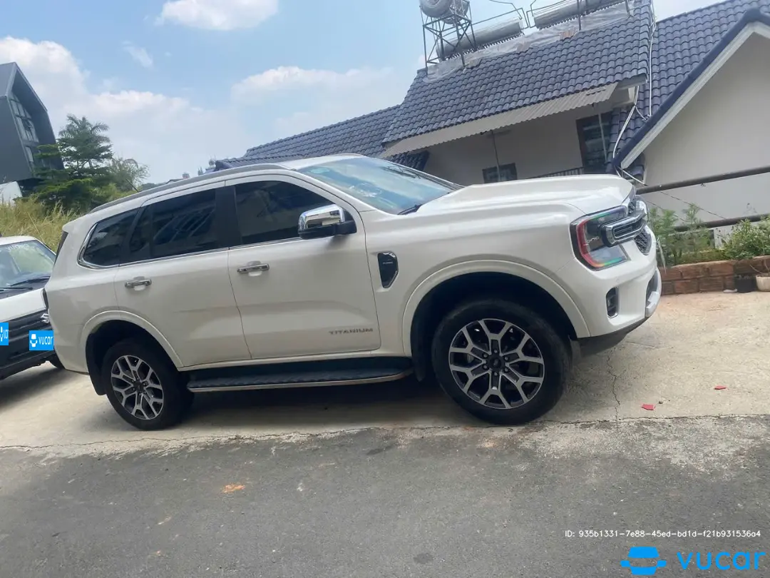 Ảnh xe Ford Everest Titanium 2.0L 4x2 AT 2022 - ảnh 3