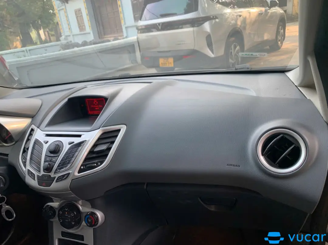 Ford Fiesta 2012 - Nội thất 5
