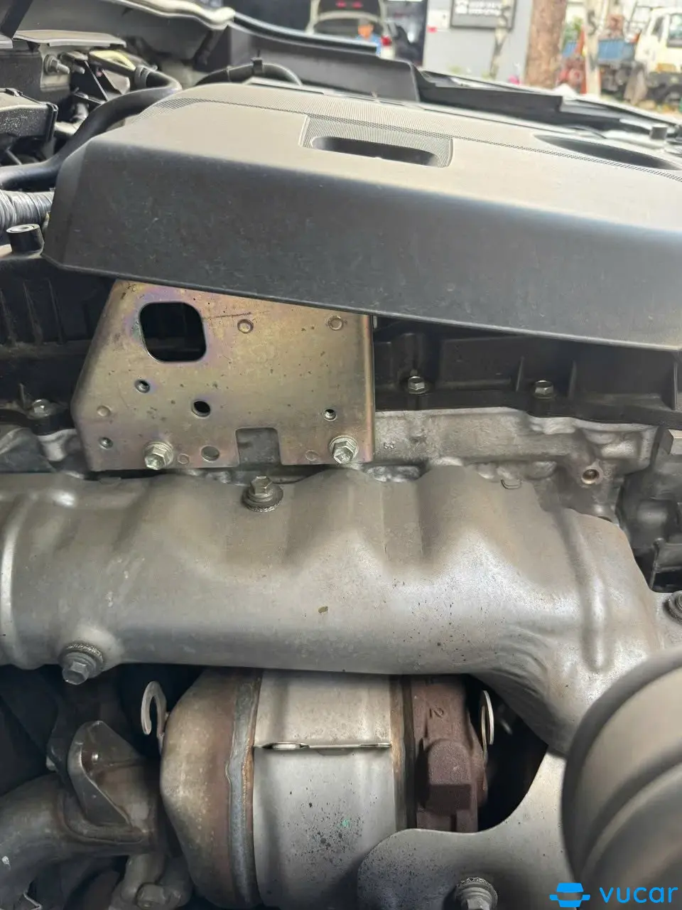 Toyota Fortuner Legender 2.4L 4x2 AT 2022 - Khoang động cơ 2