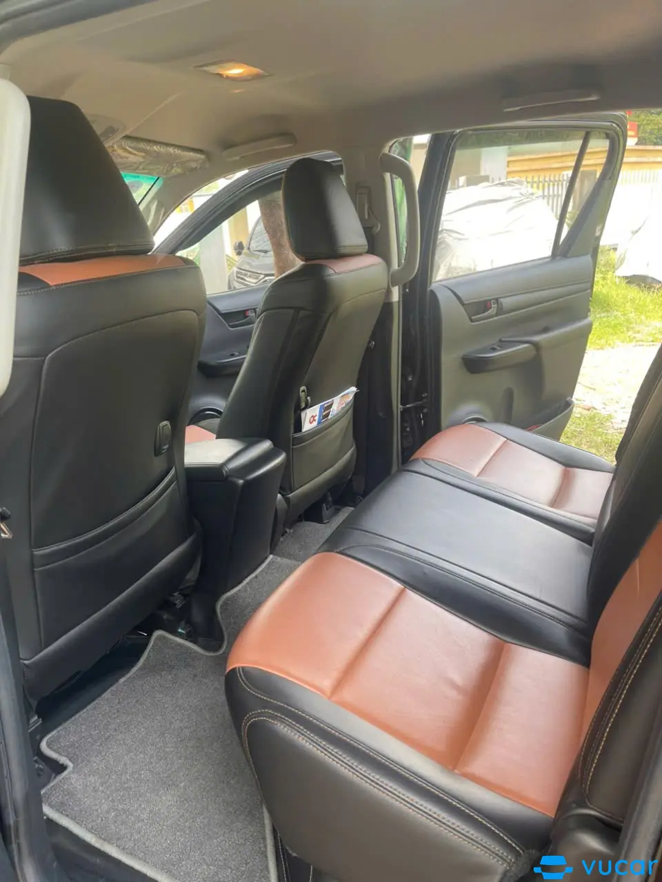 Toyota Hilux 2.4E 4x2 AT 2018 - Nội thất 2