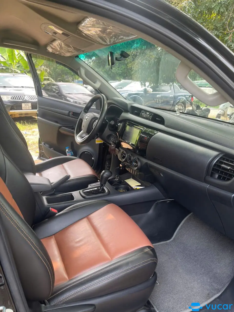 Toyota Hilux 2.4E 4x2 AT 2018 - Nội thất 3