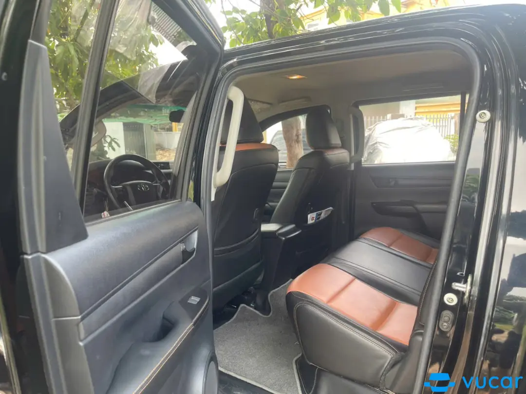 Toyota Hilux 2.4E 4x2 AT 2018 - Nội thất 5