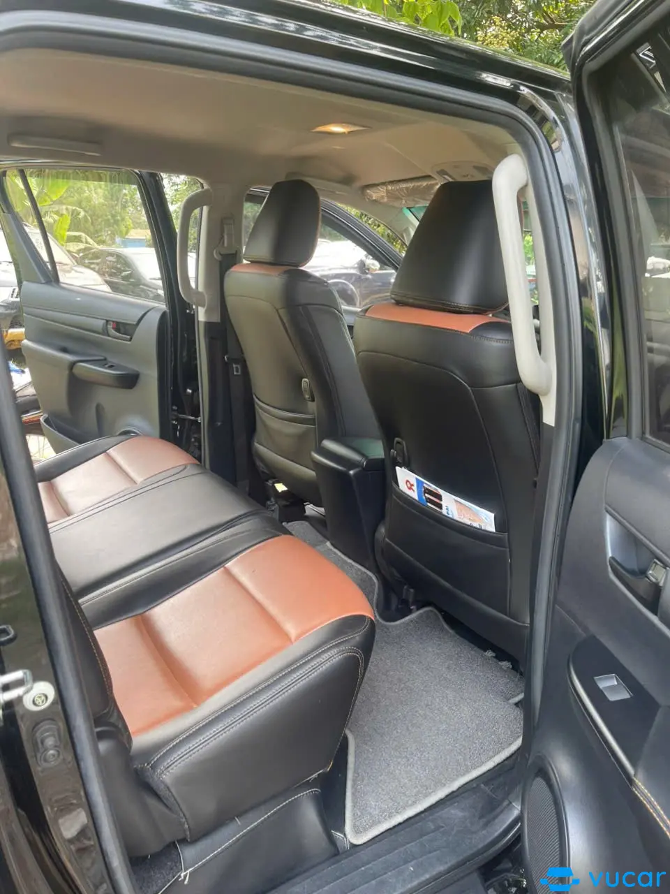 Toyota Hilux 2.4E 4x2 AT 2018 - Nội thất 1