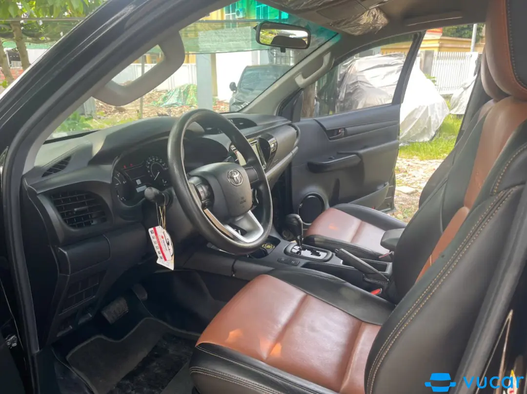 Toyota Hilux 2.4E 4x2 AT 2018 - Nội thất 7