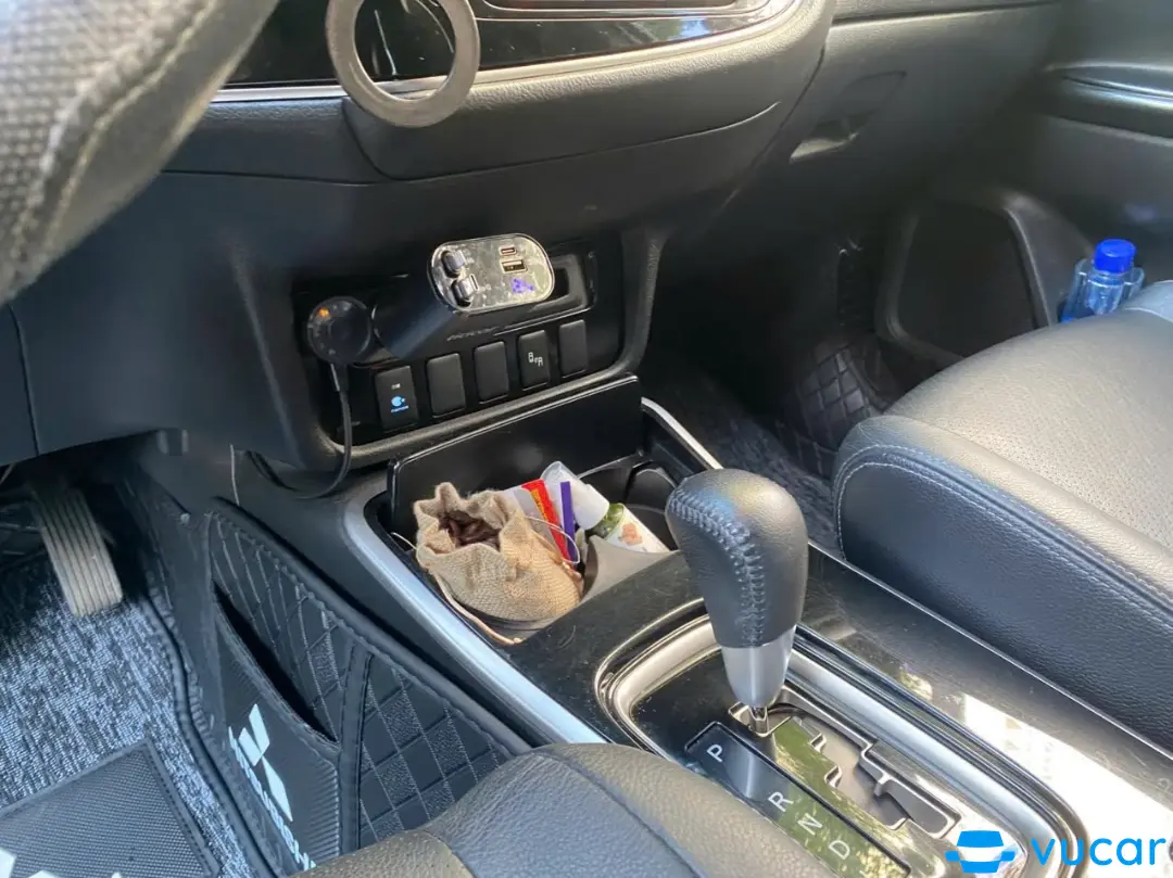 Mitsubishi Outlander 2.4 CVT Premium 2018 - Nội thất 3