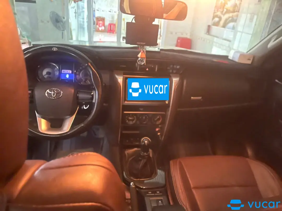 Toyota Fortuner 2.4G 4x2 MT 2018 - Nội thất 2