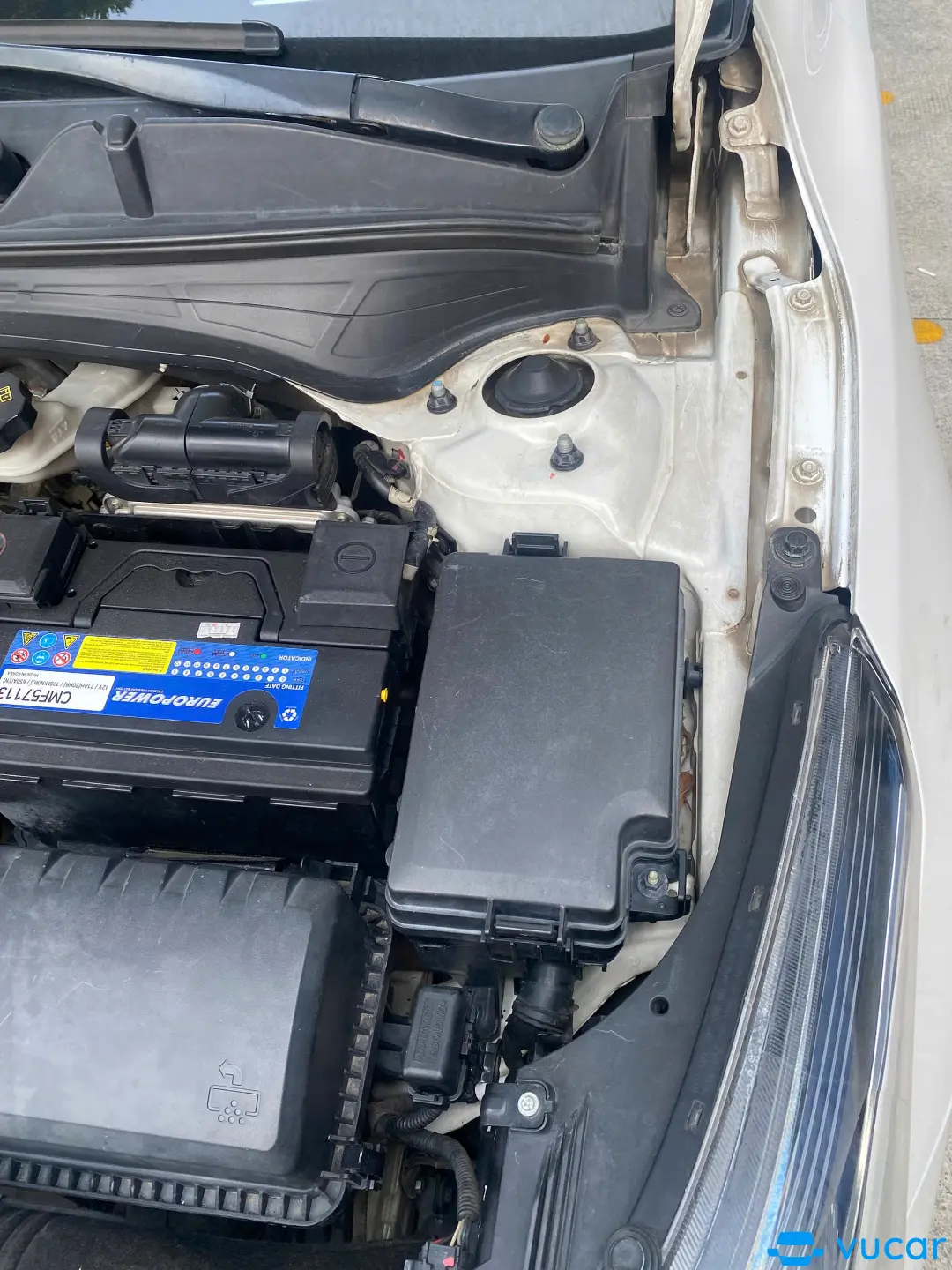 Isuzu Qkr QLR77FE4 Thùng Kín 2019 - Khoang động cơ 3
