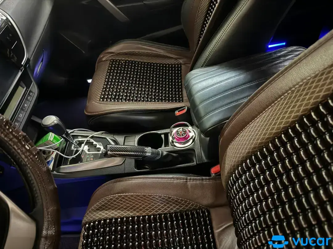 Altis 2.0 mầu đen, 2015 - Nội thất 3
