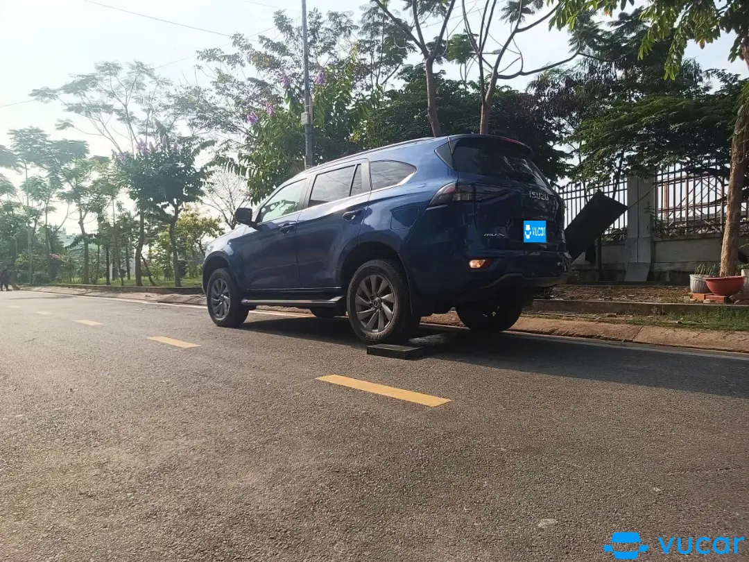 Ảnh xe Isuzu Mu-x Prestige 1.9 4X2 AT 2023 - ảnh 2
