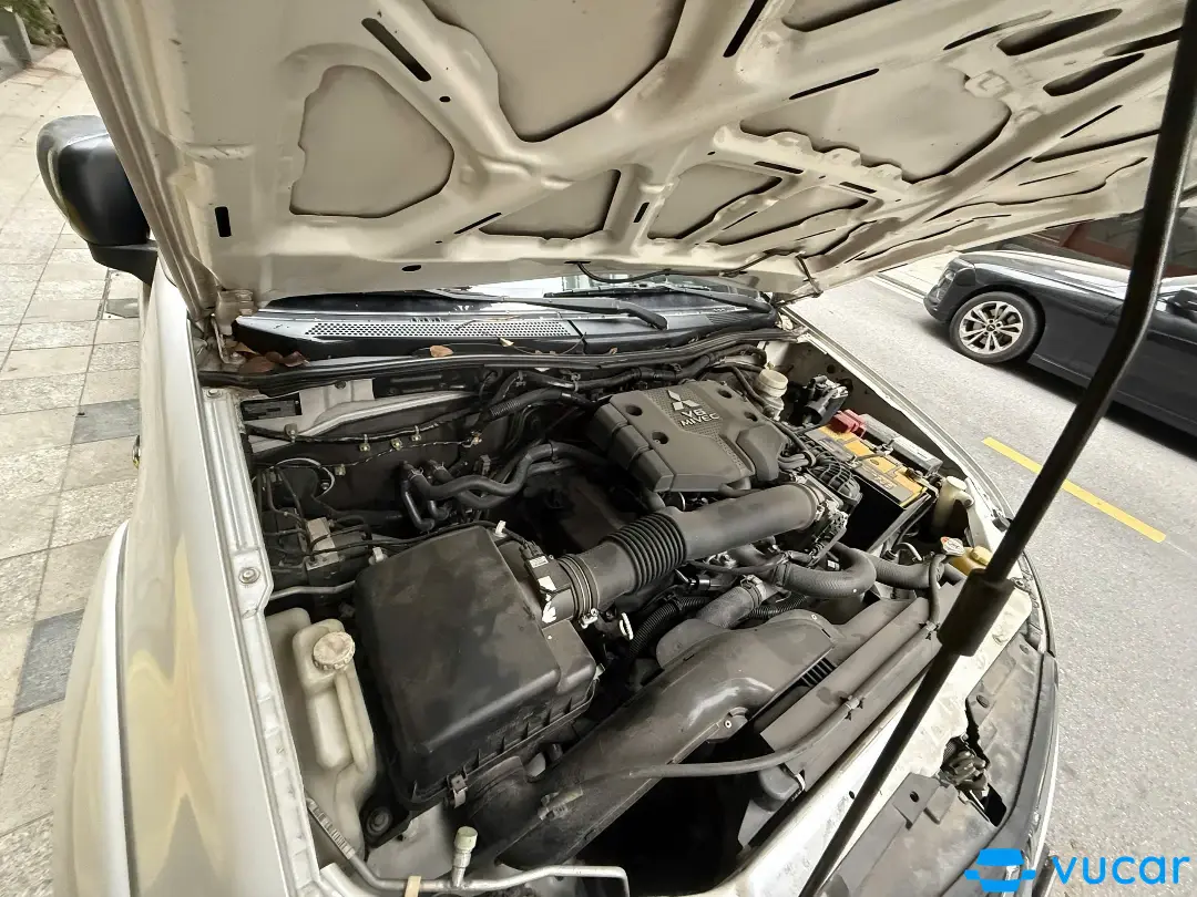 Mitsubishi Pajero Sport 3.0 AT 2016  - Khoang động cơ 2