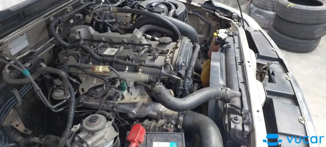 Ford Everest 4x2 AT 2010 - Khoang động cơ 1