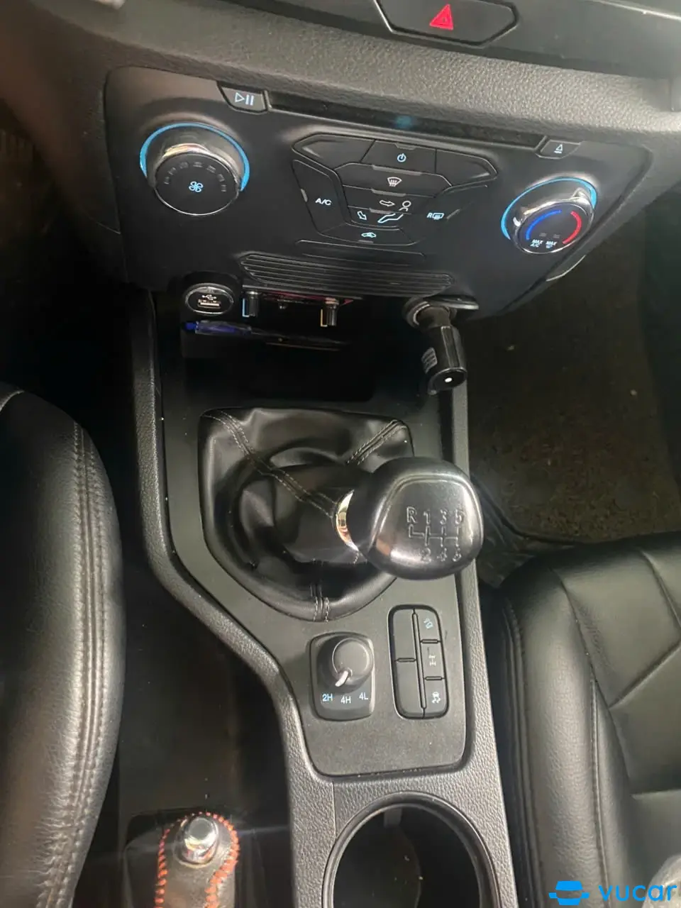 Ford Ranger XLT 2.2L 4x4 MT 2019 - Nội thất 1