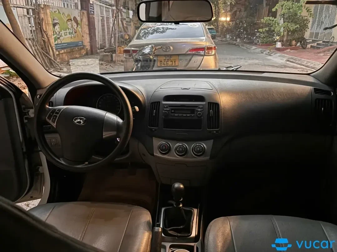 Hyundai Avante 1.6 MT 2014 - Nội thất 2