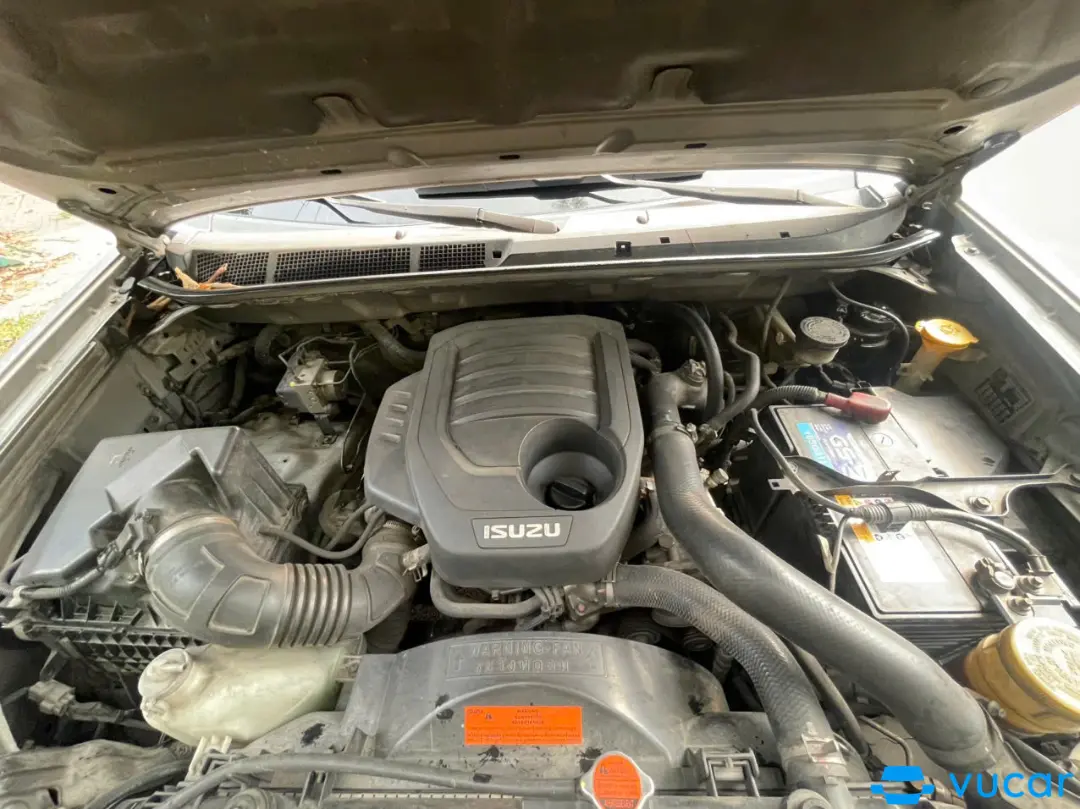 Isuzu Mu-x 1.9 MT 2019 - Khoang động cơ 1
