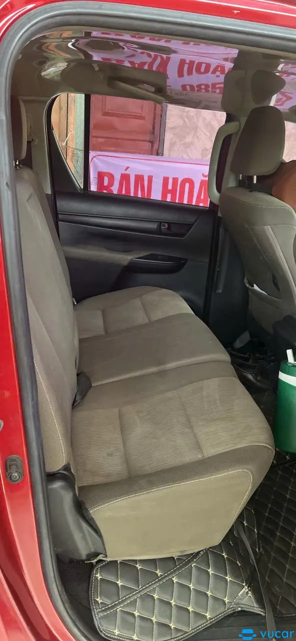 Toyata Hilux 2.4 số tự động, 1 cầu  2019 - Nội thất 2