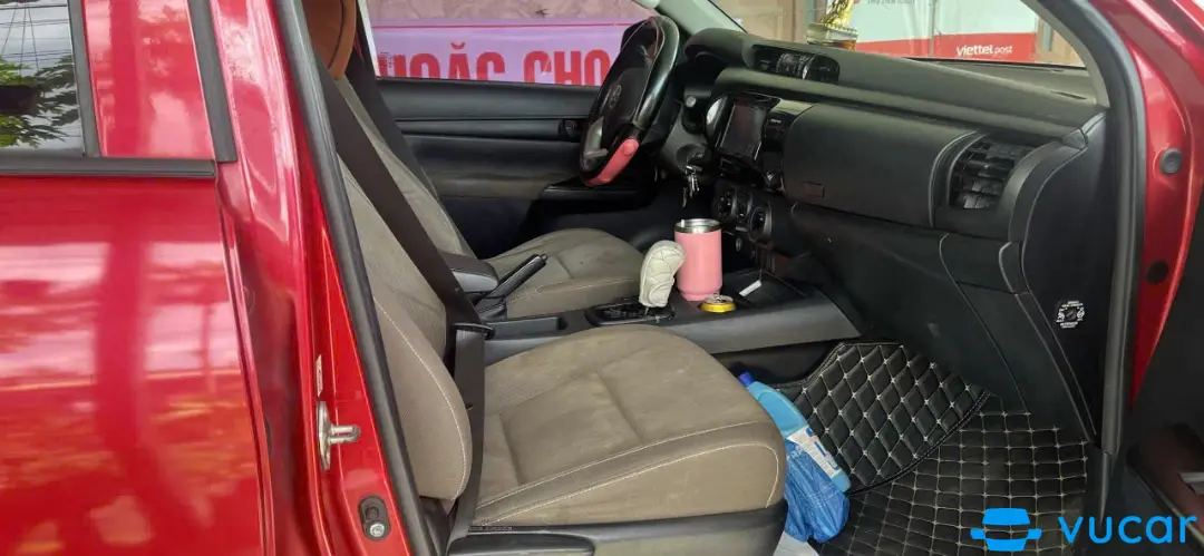 Toyata Hilux 2.4 số tự động, 1 cầu  2019 - Nội thất 1