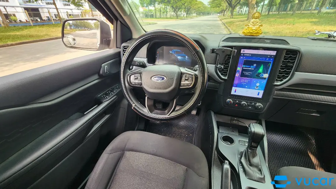 Ford Ranger AT 2023 4x2 - Nội thất 9