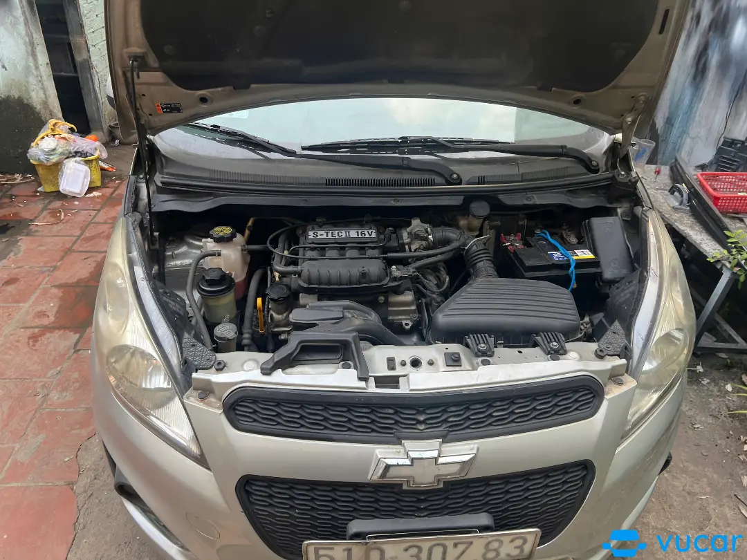 Chevrolet Spark Van 1.2 MT - Khoang động cơ 1