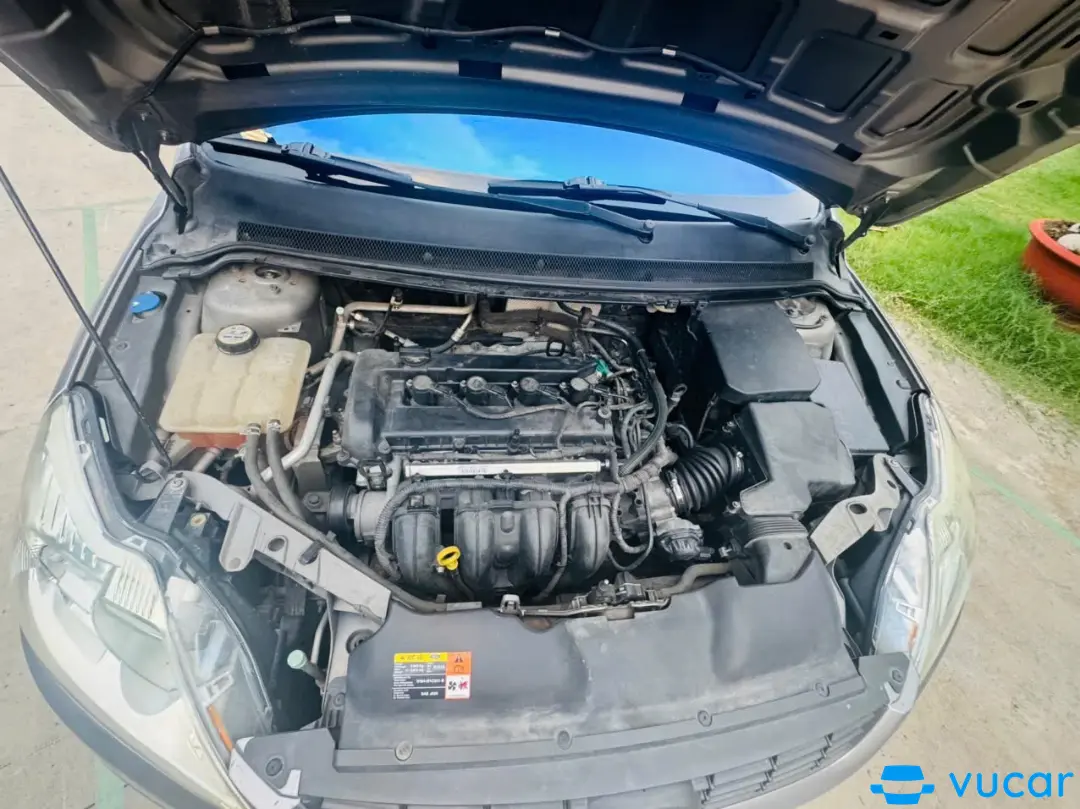 ford focus 1.8 AT 2011 - Khoang động cơ 1