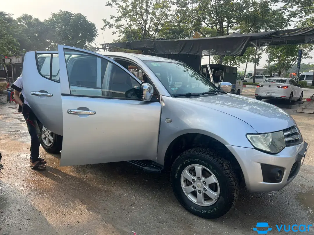 Mitsubishi Triton XLS 2011 - Ngoại thất 2