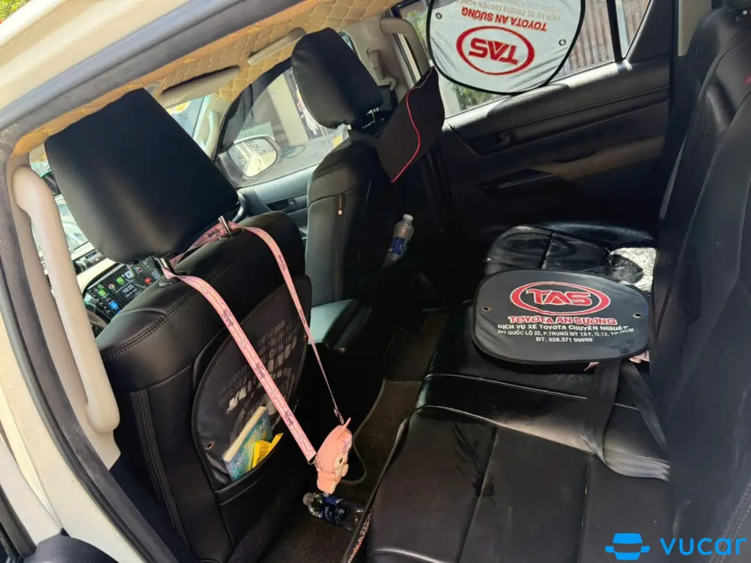 Toyota Hilux 2.4E 4x2 AT 2019 - Nội thất 2