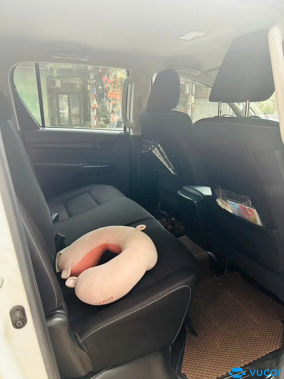 Toyota Hilux AT 2x4 2021 - Nội thất 2