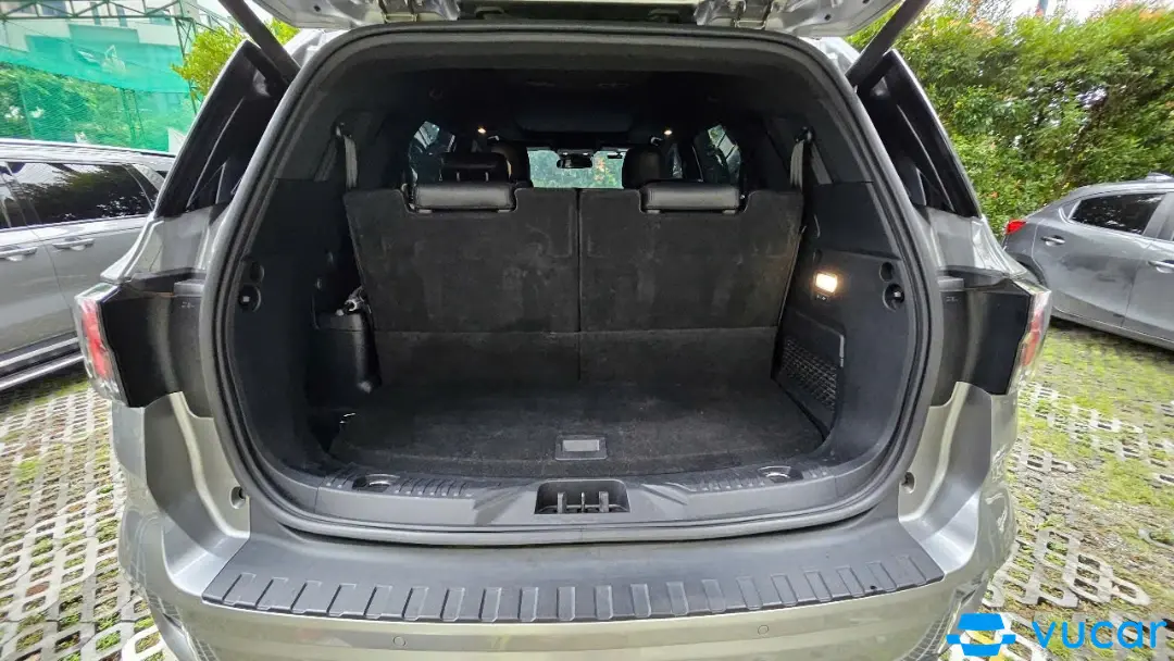 Ford Everest Titanium Plus 2.0L 4x4 AT 2023 - Nội thất 8
