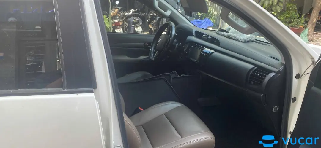 Toyota Hilux 2.4L 4x2 AT 2020 - Nội thất 2