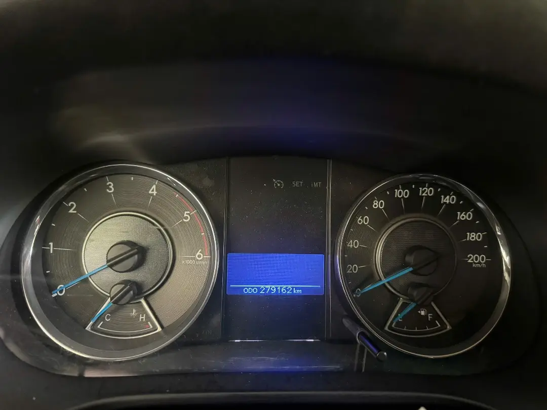 Toyota Fortuner 2.4G 4x2 MT 2017 - Nội thất 9