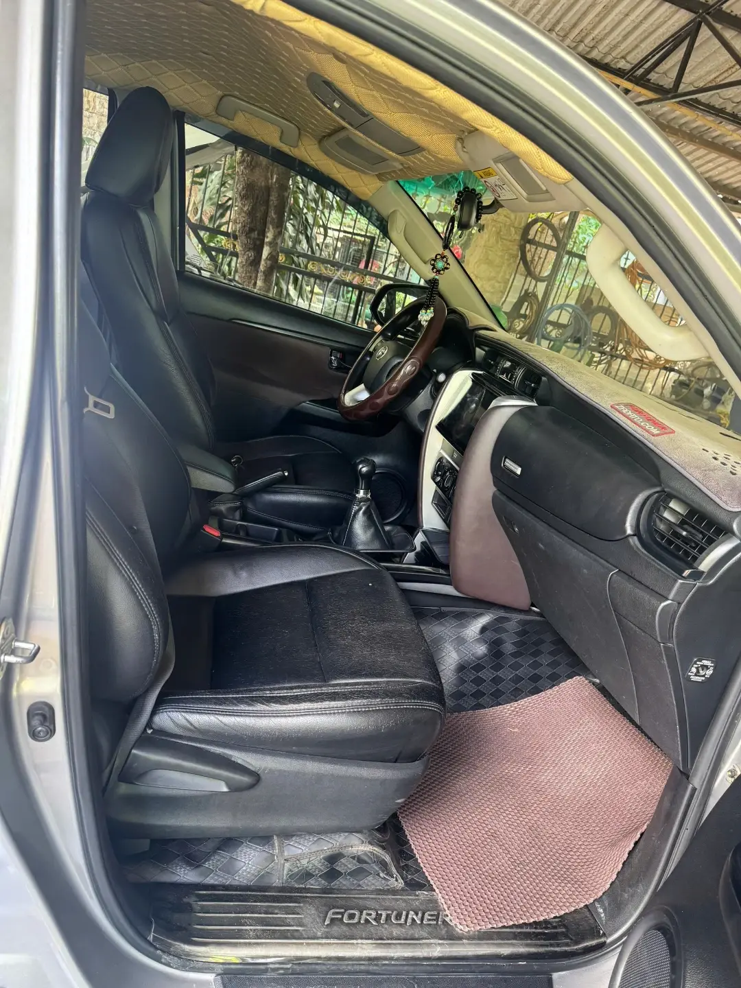 Toyota Fortuner 2.4G 4x2 MT 2017 - Nội thất 12