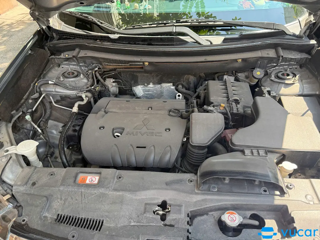 Mitsubishi Outlander 2.0 Premium 2018 - Khoang động cơ 2