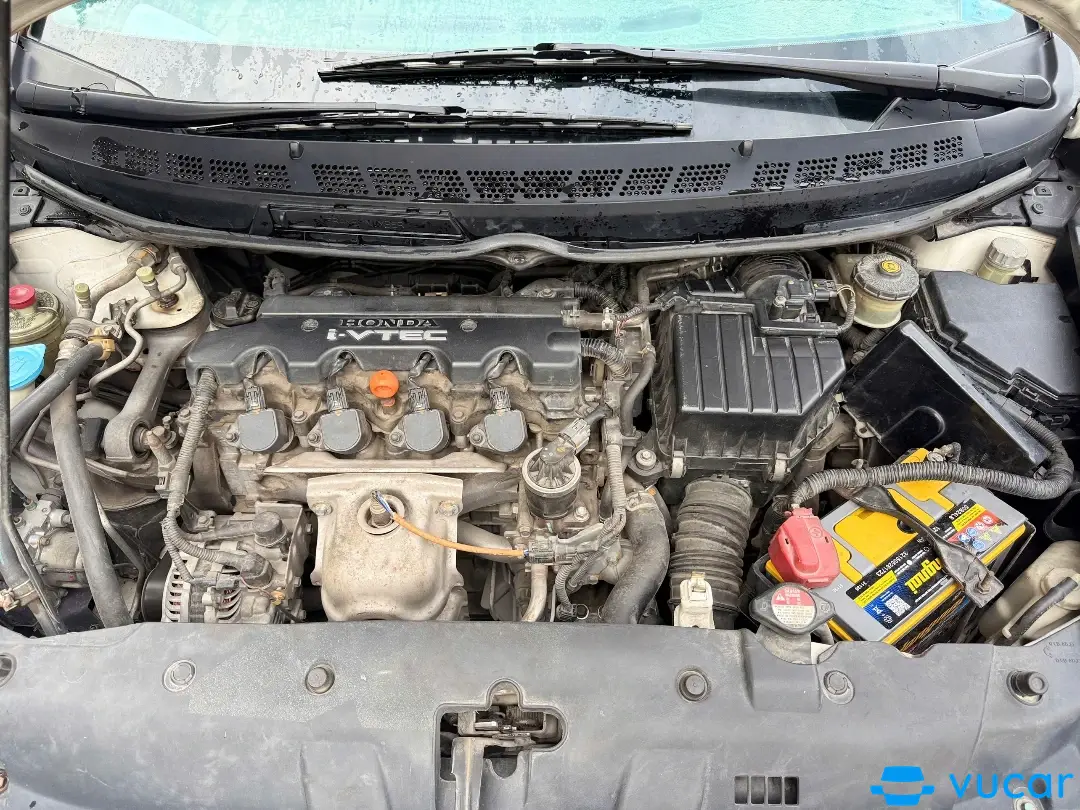 Honda Civic 1.8 MT 2010 - Khoang động cơ 1