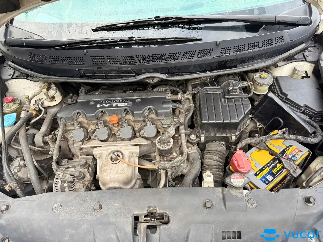 Honda Civic 1.8 MT 2010 - Khoang động cơ 2