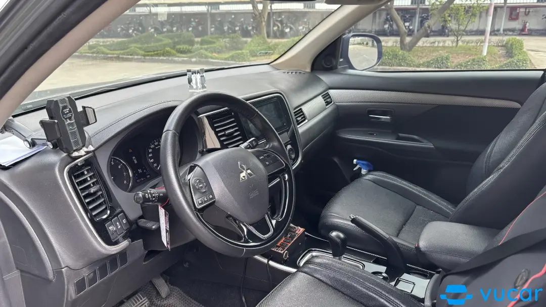 Mitsubishi Outlander 2.0 CVT 2019 - Nội thất 14