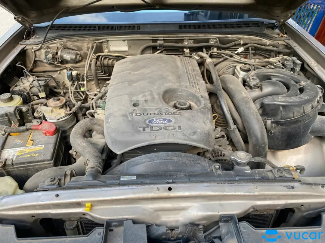 Ford Everest 2.5L 4x4 MT 2013 - Khoang động cơ 1