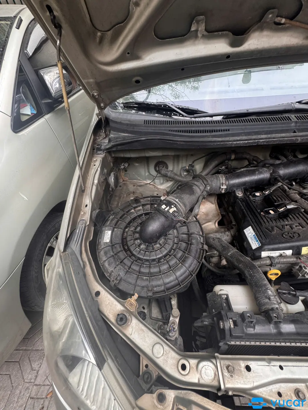 Toyota Innova 2006  - Khoang động cơ 4