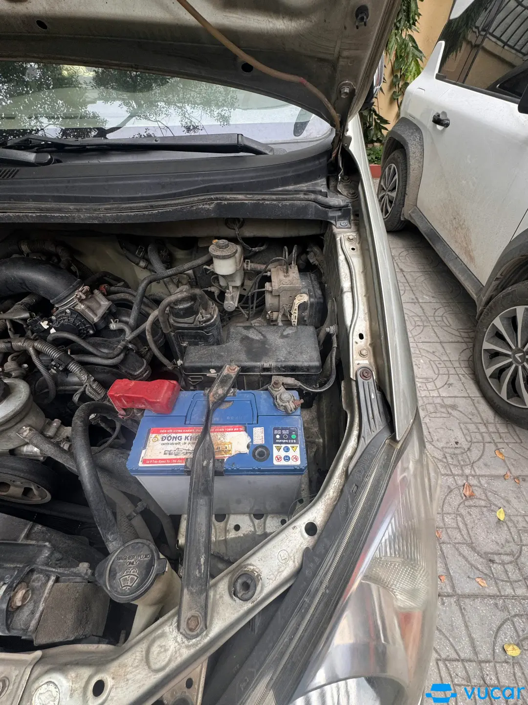 Toyota Innova 2006  - Khoang động cơ 1