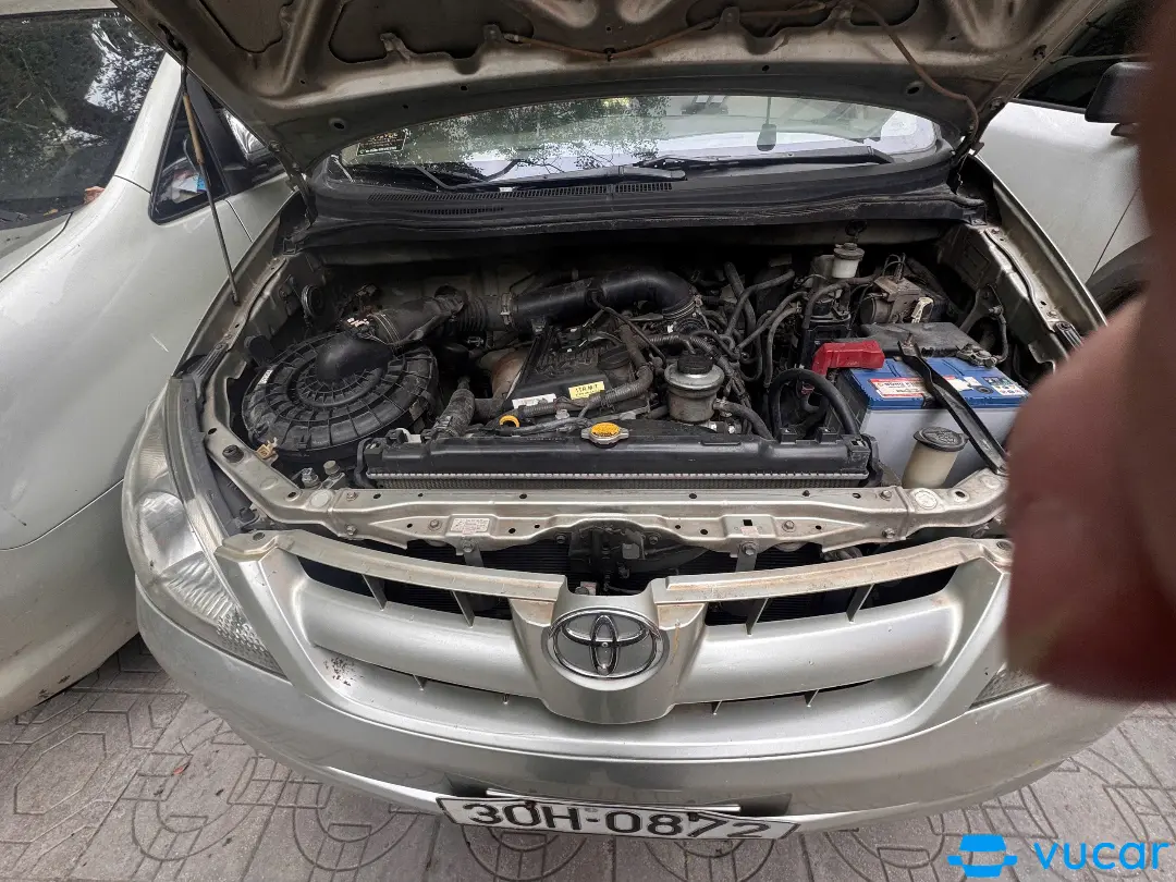 Toyota Innova 2006  - Khoang động cơ 3