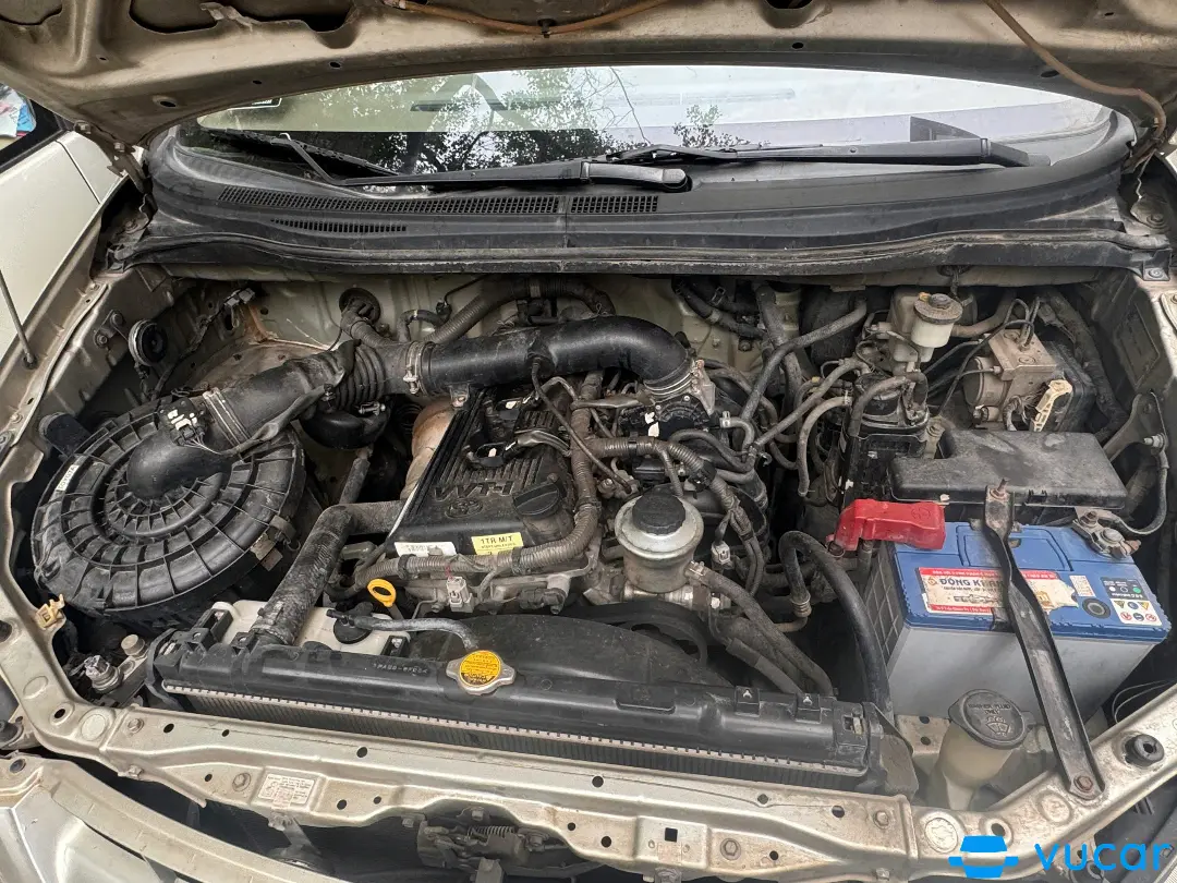 Toyota Innova 2006  - Khoang động cơ 2