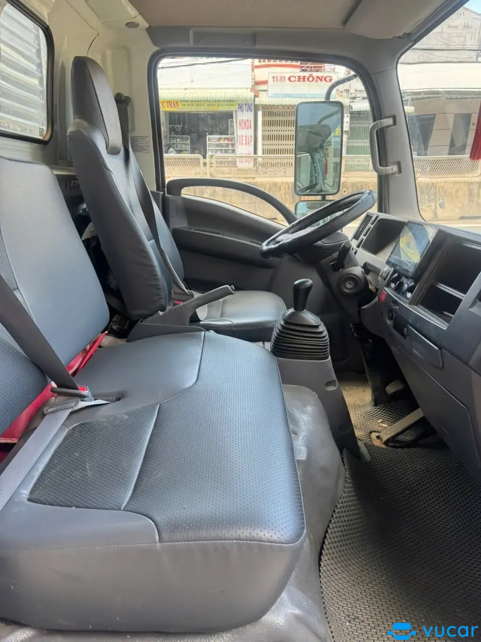 Isuzu QKR 230 1.9 tấn thùng kín 3.6m 2023 - Nội thất 2