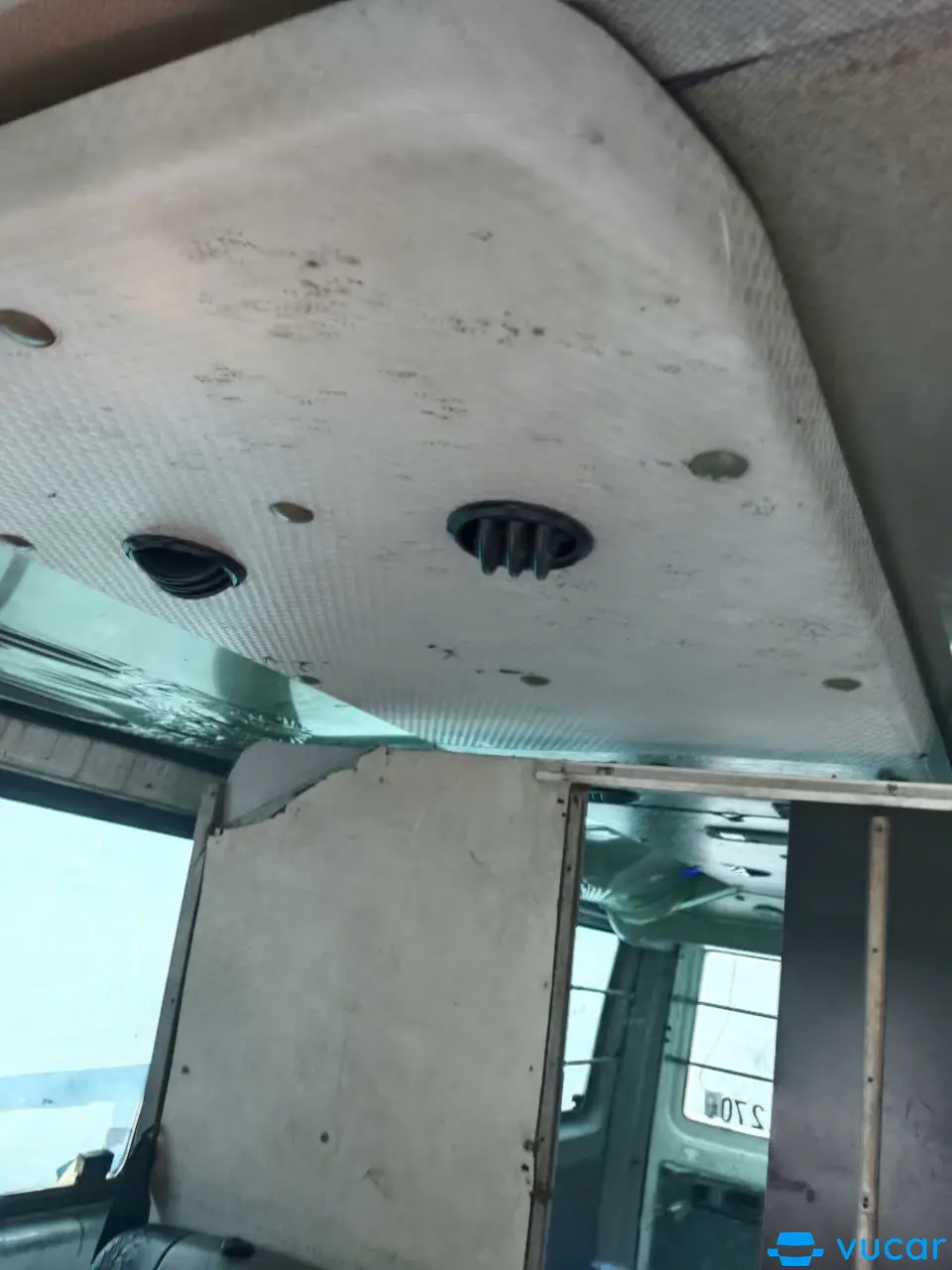 Xe tải Van 16 chỗ Mercedes sprinter  2005 - Khoang động cơ 1