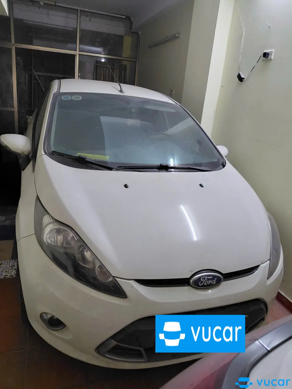Cần bán xe ford fiesta 2013 mầu trăngd
