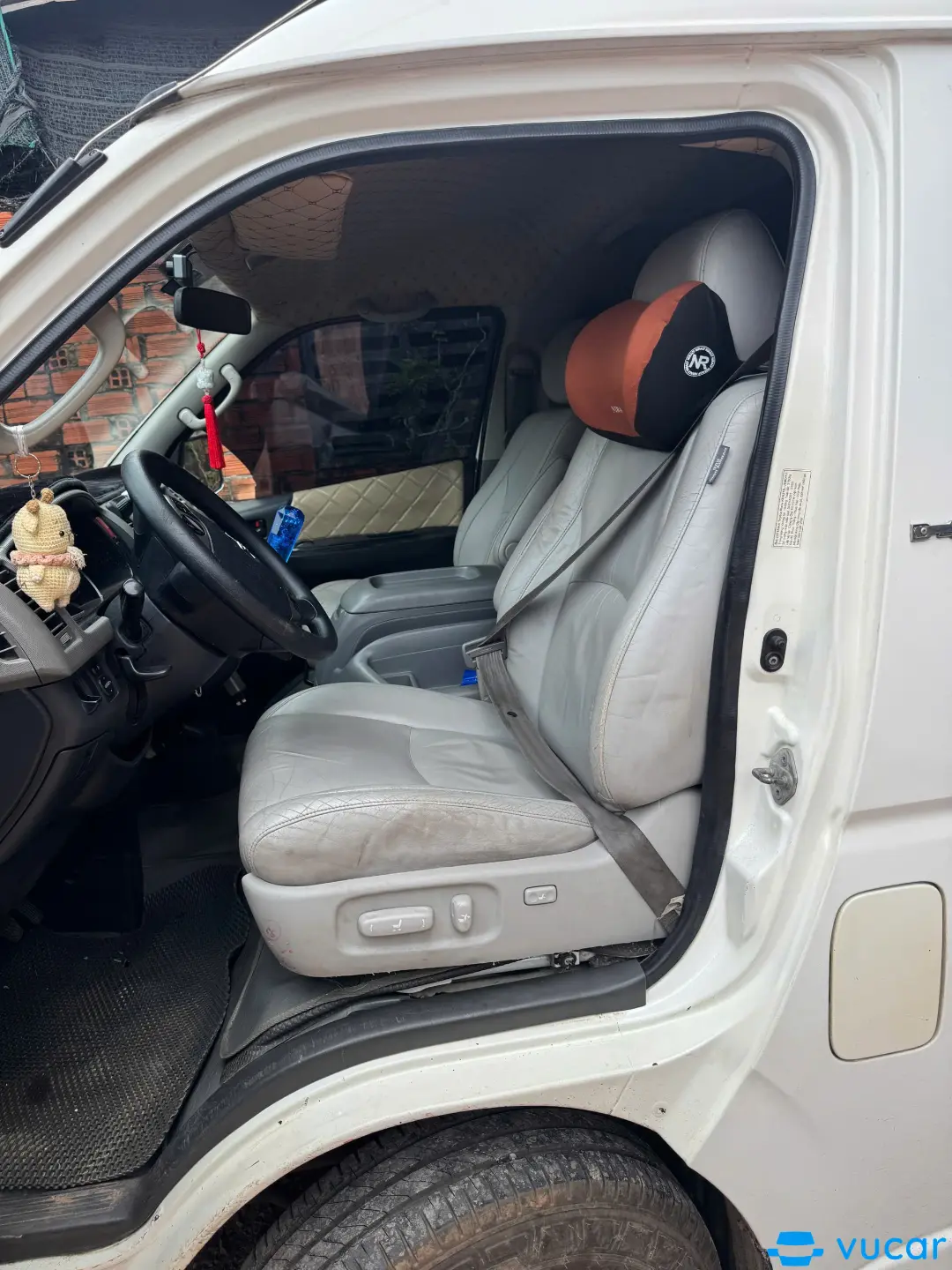 Toyota hiace 6 chỗ - Nội thất 2