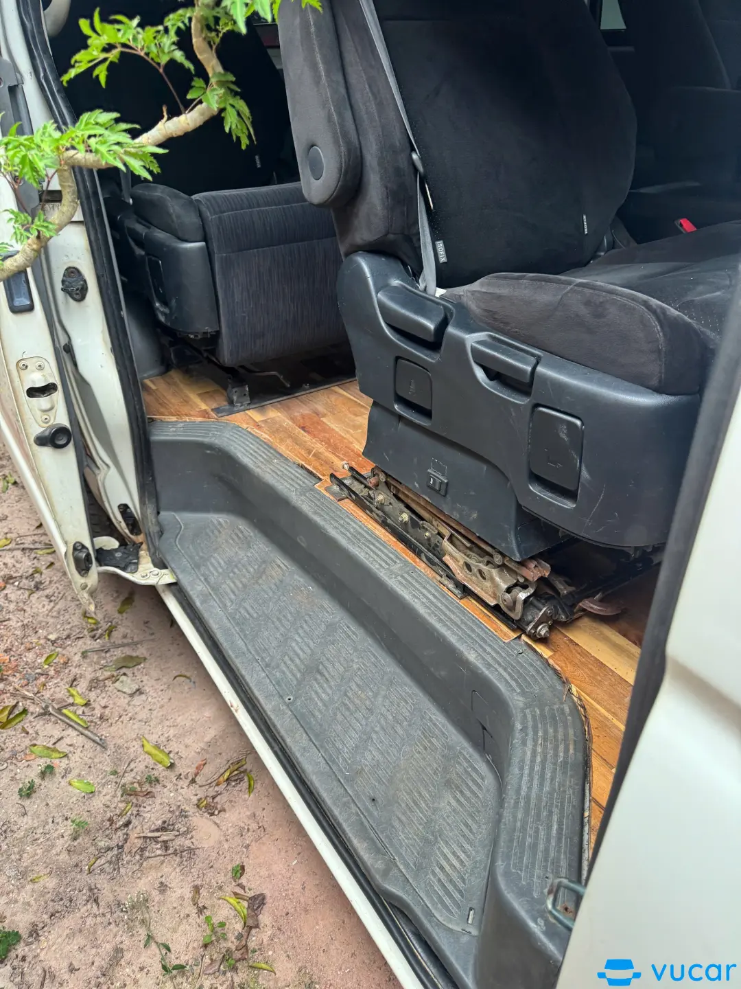 Toyota hiace 6 chỗ - Nội thất 1