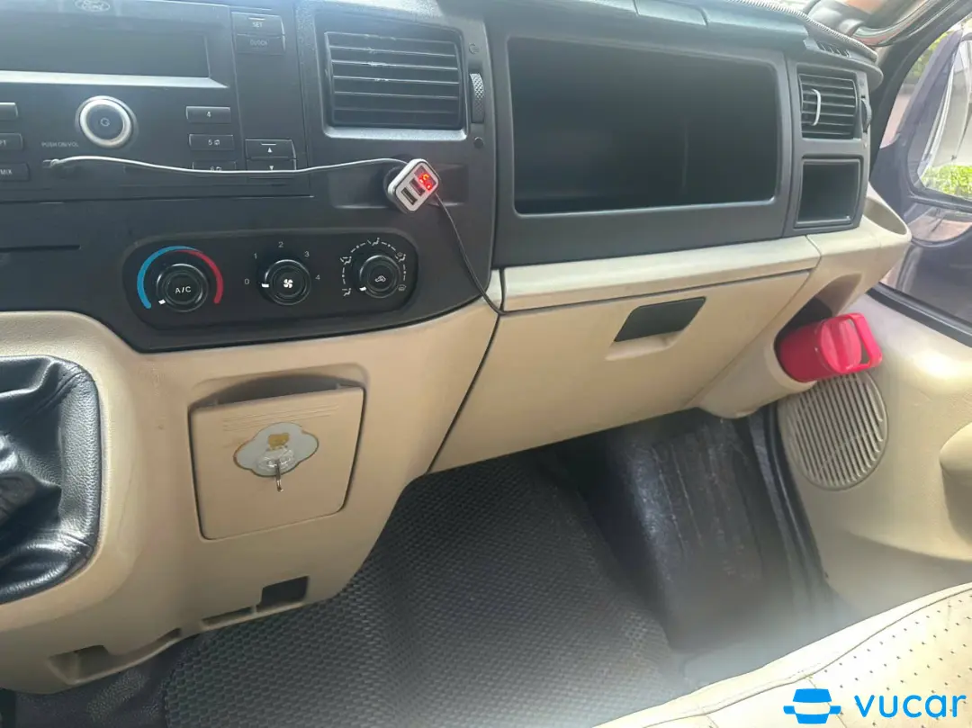 Ford Transit Luxury 2019 - Nội thất 1
