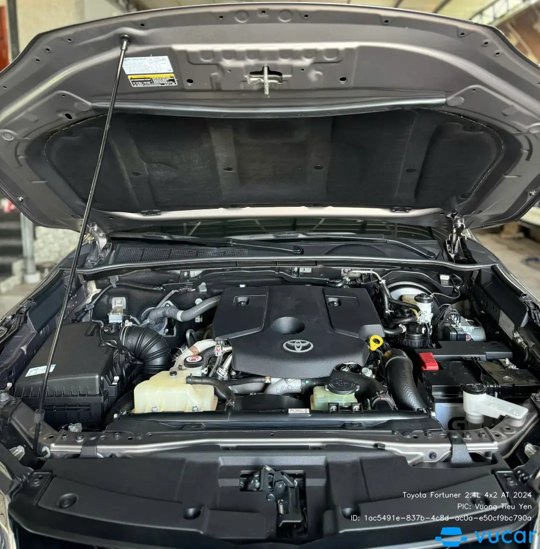 Toyota Fortuner 2.4L 4x2 AT 2024 - Khoang động cơ 1