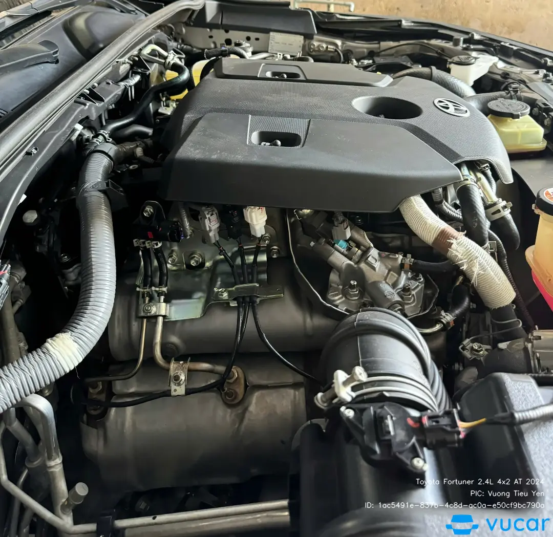 Toyota Fortuner 2.4L 4x2 AT 2024 - Khoang động cơ 3