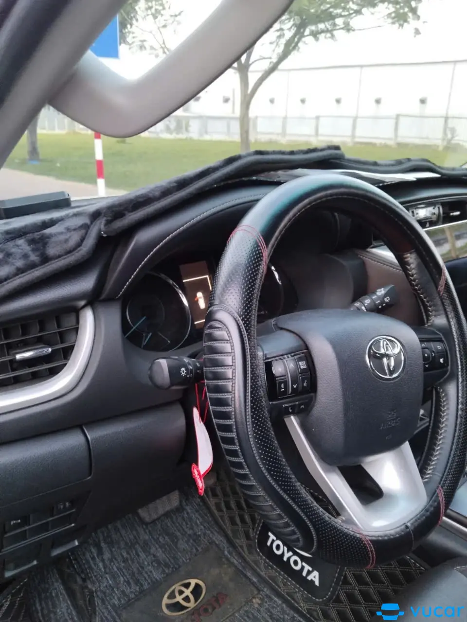 Toyota Fortuner 2.4 AT 2018 - Nội thất 6